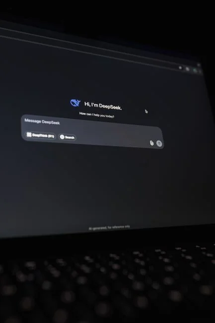 Vue plongeante d’une équipe d’entreprise travaillant ensemble avec des ordinateurs portables et des documents.