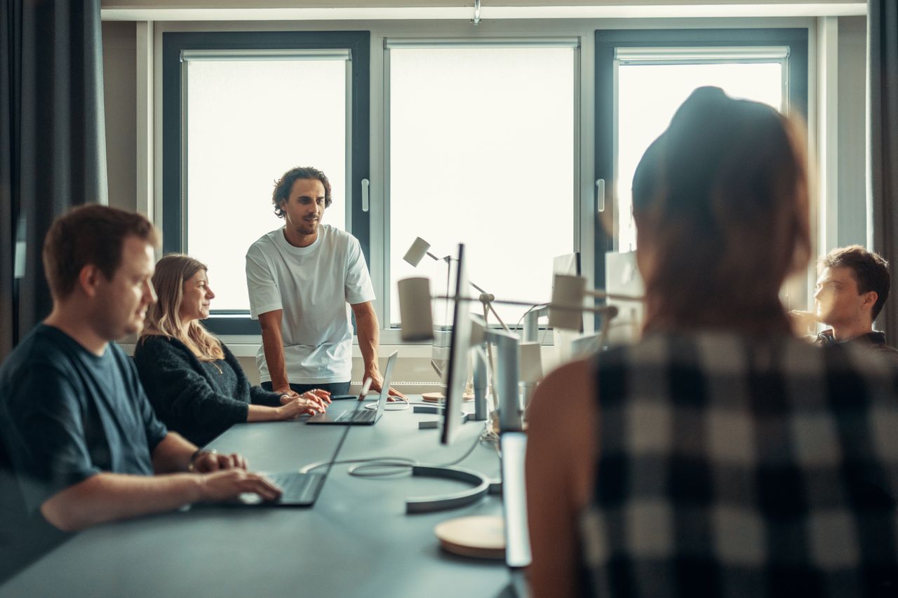 Une équipe diversifiée prenant part à une discussion lors d’une réunion collaborative au bureau.